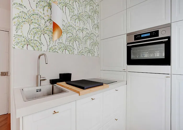 Magnificent -2p- Near The Eiffel Tower