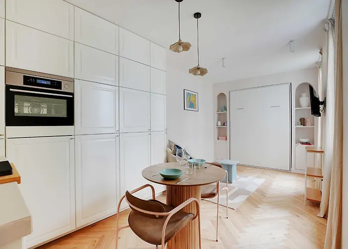 Magnificent -2p- Near The Eiffel Tower *