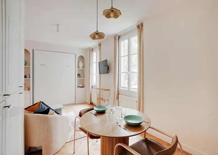 Magnificent -2p- Near The Eiffel Tower *