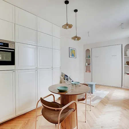 Magnificent -2p- Near The Eiffel Tower *