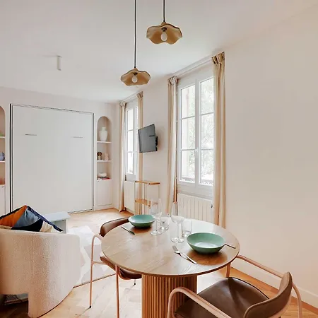 Magnificent -2p- Near The Eiffel Tower *